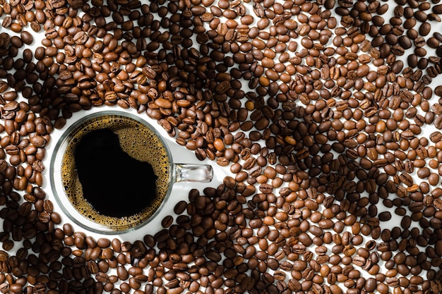 tazza di caffè su uno sfondo di chicchi di caffè