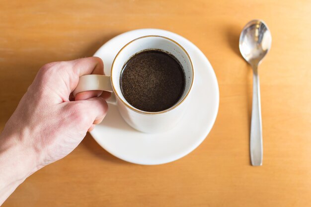 Tazza di caffè su uno sfondo di legno