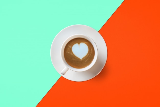 Tazza di caffè su uno sfondo di Lush Lava e Aqua Menthe color