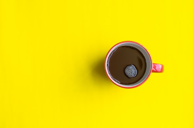 Tazza di caffè sul giallo