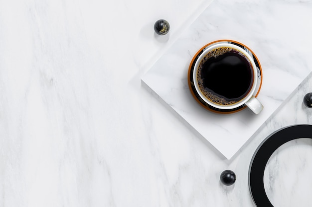 Tazza di caffè sul podio in marmo bianco minimo sul palco con modello mockup piattaforma bianco nero e dorato vista dall'alto illustrazione 3D