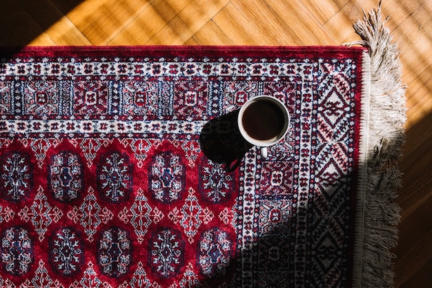 Tazza di caffè sul tappeto