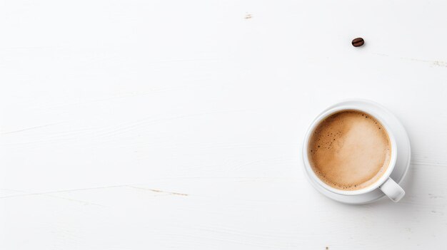 Tazza di caffè sul tavolo bianco