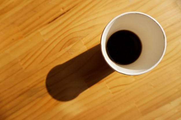 Tazza di caffè sul tavolo con luce del mattino