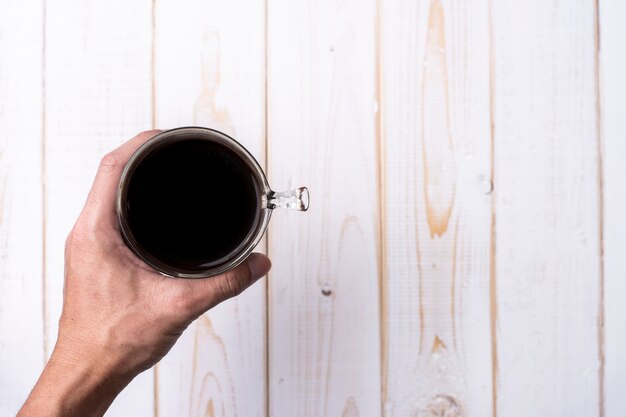 Tazza di caffè sul tavolo di legno bianco