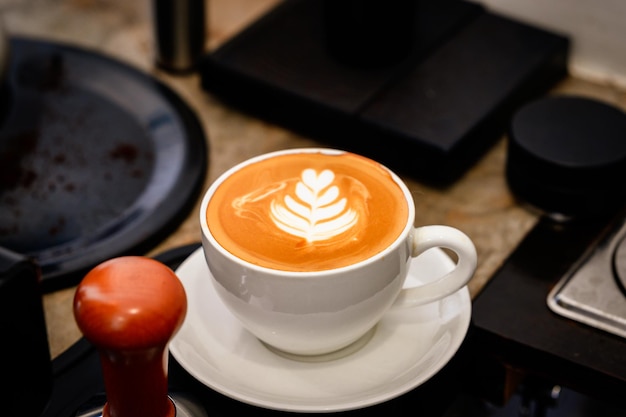 tazza di caffè sul tavolo di legno con concetto di banner di copertura dello sfondo sfocato