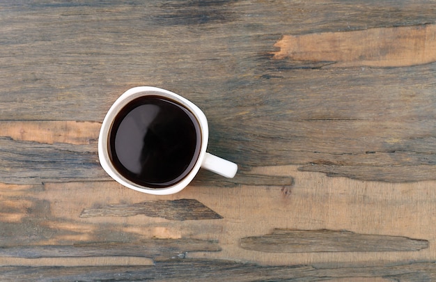 Tazza di caffè sul tavolo di legno, vista dall'alto