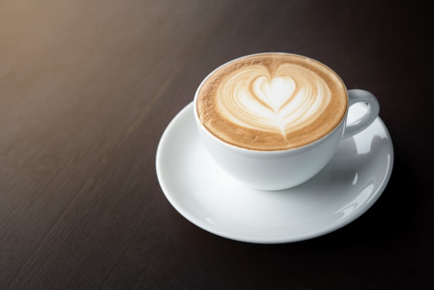 tazza di caffè sul tavolo di legno