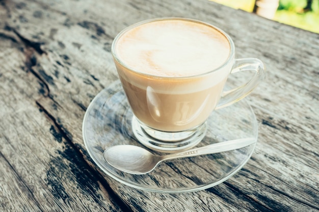 Tazza di caffè sul tavolo di legno