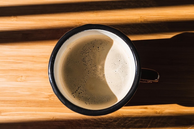 tazza di caffè sul tavolo di legno
