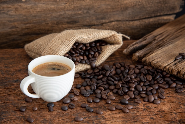 Tazza Di Caffè Sul Tavolo Di Legno.