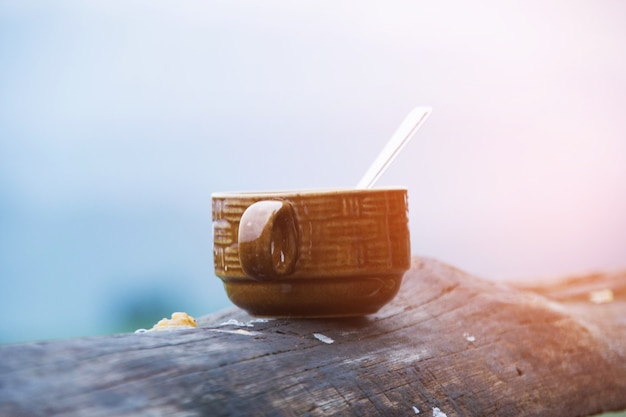 tazza di caffè sul tavolo di legno.