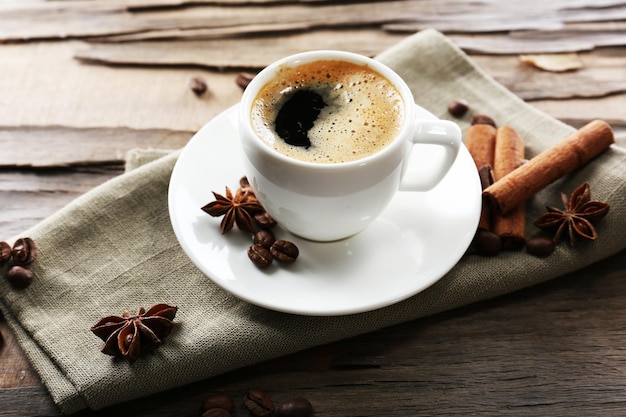 Tazza di caffè sul tavolo di legno