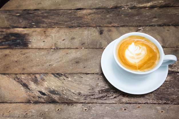 tazza di caffè sul tavolo di legno