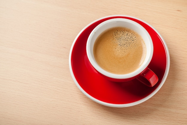 Tazza di caffè sul tavolo di legno