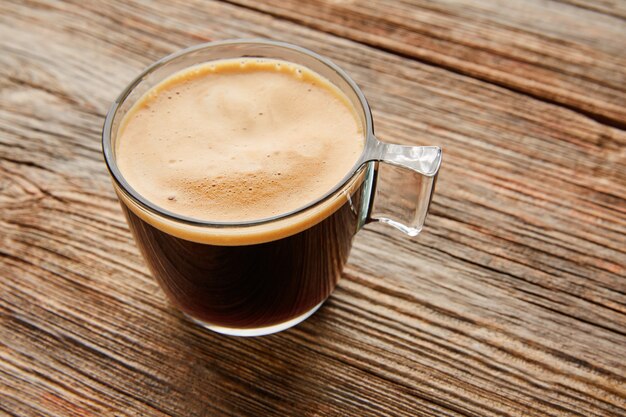 Tazza di caffè sul tavolo di legno