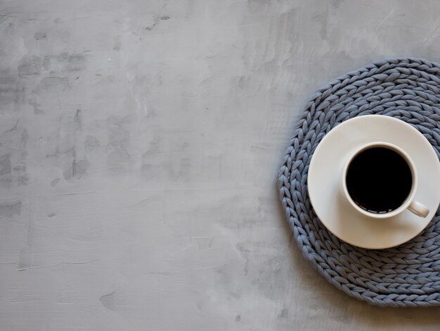 Tazza di caffè sul tavolo grigio in stile minimal