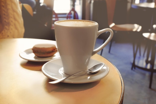 tazza di caffè sul tavolo in caffè