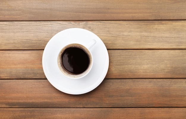 Tazza di caffè sul tavolo in legno vista dall'alto