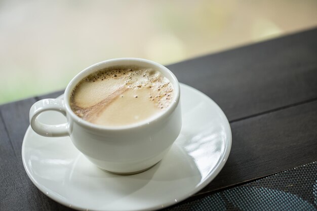 Tazza di caffè sul tavolo in negozio