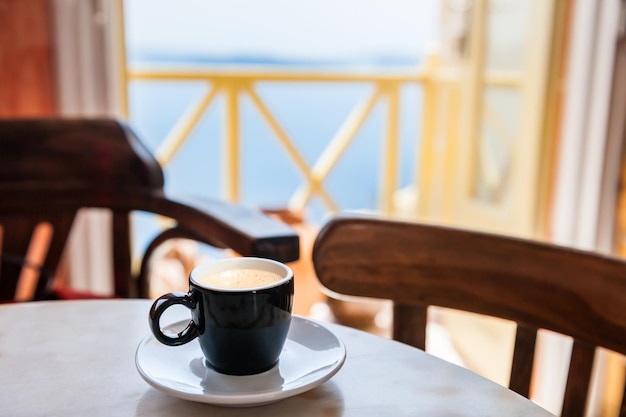 Tazza di caffè sul tavolo nella caffetteria. Isola di Santorini, Grecia. Messa a fuoco selettiva