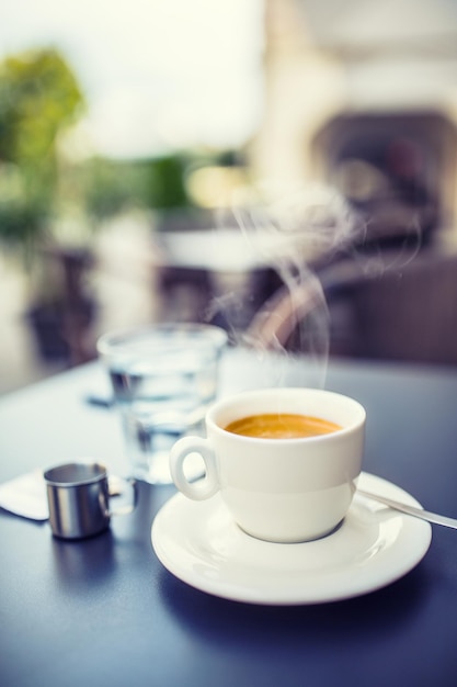 Tazza di caffè sul tavolo nella terrazza del ristorante.