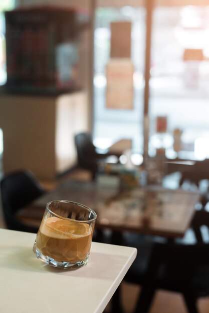 tazza di caffè sul tavolo nero nella caffetteria