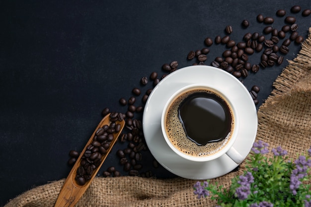 tazza di caffè sul tavolo nero