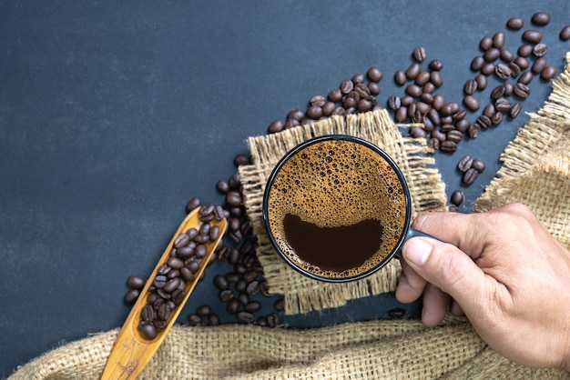 tazza di caffè sul tavolo nero