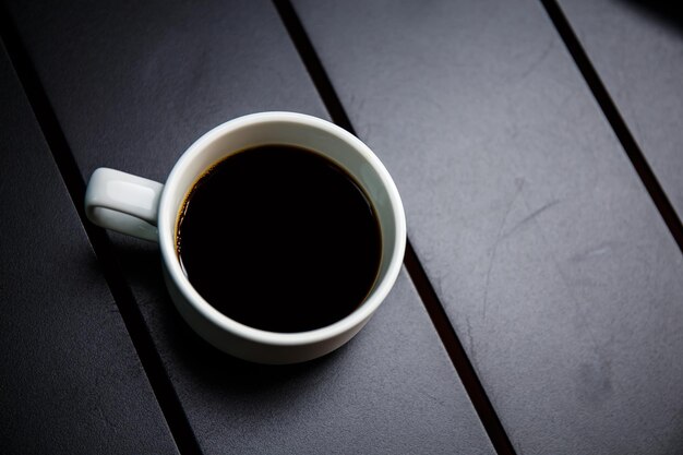 Tazza di caffè sul tavolo nero