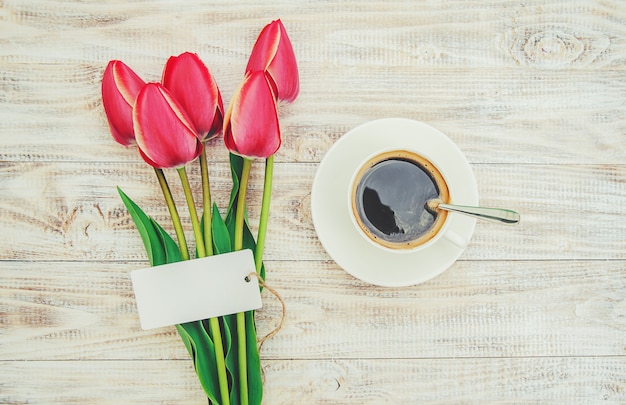 Tazza di caffè sul tavolo per la colazione