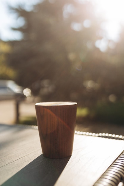 Tazza di caffè Sul tavolo Splende il sole