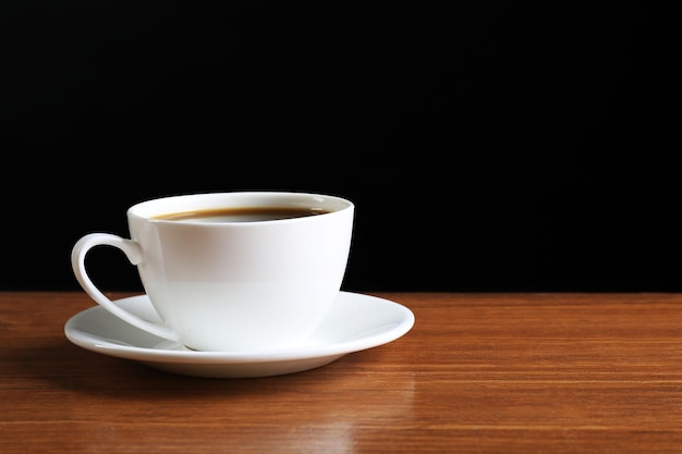 Tazza di caffè sul tavolo su sfondo scuro