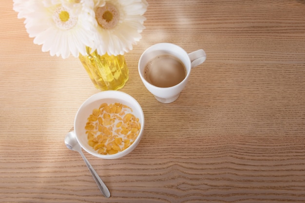 Tazza di caffè sul tavolo