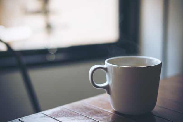 Tazza di caffè sul tavolo