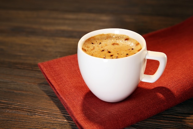 Tazza di caffè sul tovagliolo sul tavolo da vicino