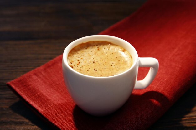 Tazza di caffè sul tovagliolo sul tavolo da vicino