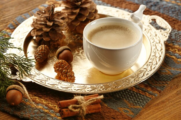 Tazza di caffè sul vassoio di metallo