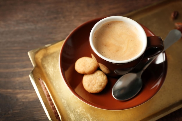 Tazza di caffè sul vassoio sul fondo della tavola in legno