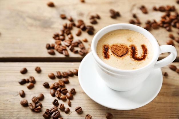 Tazza di caffè sul vecchio tavolo di legno