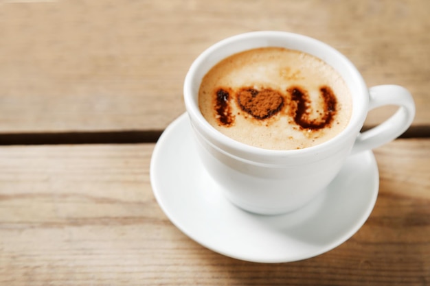 Tazza di caffè sul vecchio tavolo di legno