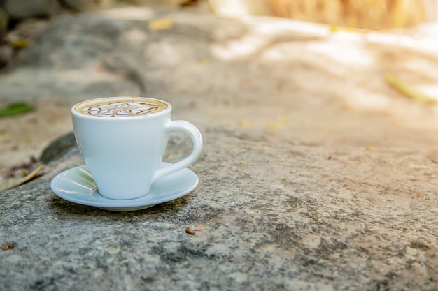 tazza di caffè sulla pietra