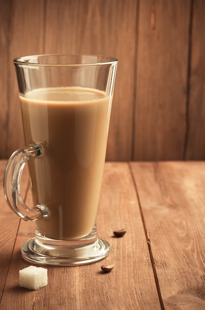 Tazza di caffè sulla superficie in legno