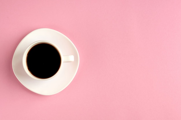 Tazza di caffè sulla superficie rosa. Disteso