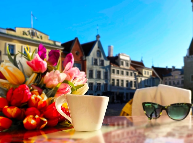 tazza di caffè sulla tavola del caffè della via della città nella città vecchia di Tallinn