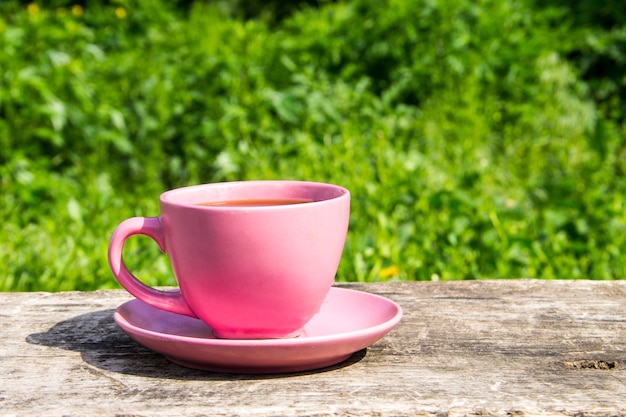 Tazza di caffè sulla tavola di legno rustica all'aperto