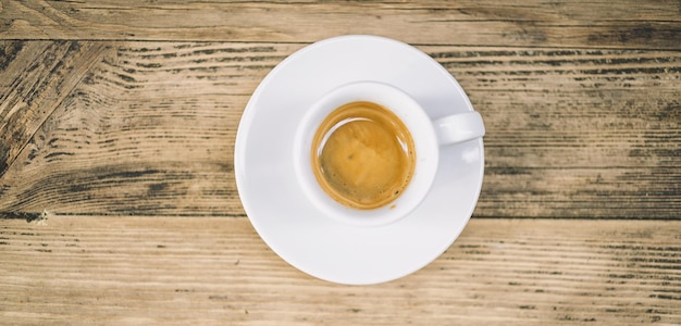 Tazza di caffè sulla tavola di legno, vista dall&#39;alto con lo spazio della copia e testo