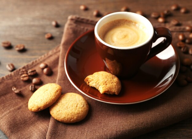 Tazza di caffè sulla tavola di legno