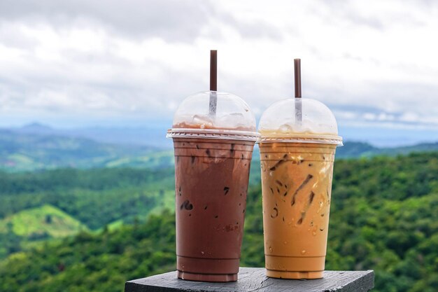 tazza di caffè sulla vecchia tavola di legno sulla montagna e sullo sfondo della natura