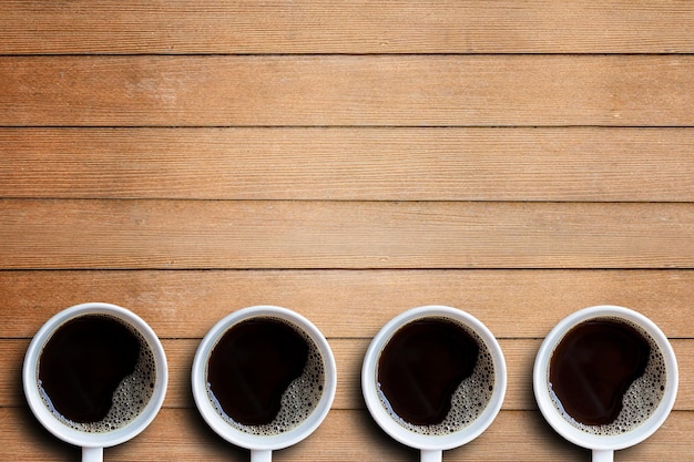 Tazza di caffè sulla vista superiore del tavolo in legno